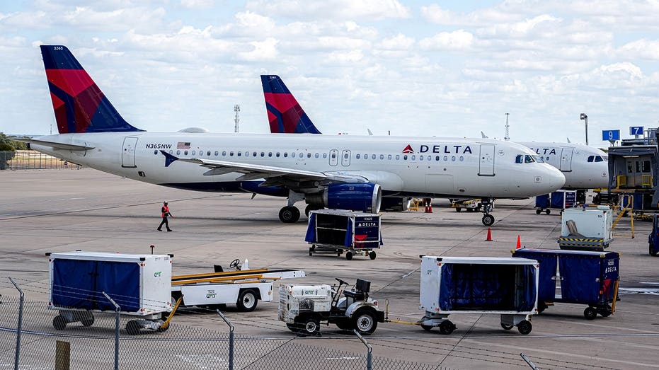 'Get off the plane,' Delta passengers chant at flyer who refuses to hang up phone Education QLD
